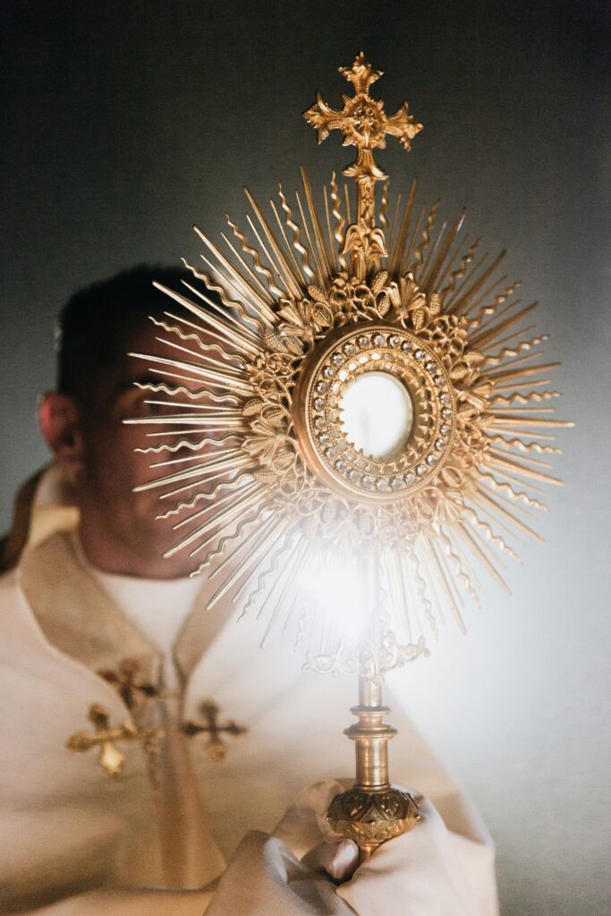 monstrance nesena knězem