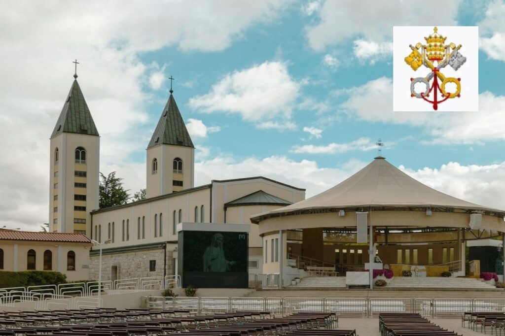 Medjugorje - kostel sv. Jakuba a podium za ním + logo Dikasteria pro nauku víry