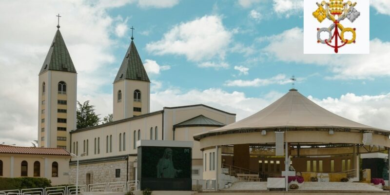 Medjugorje - kostel sv. Jakuba a podium za ním + logo Dikasteria pro nauku víry